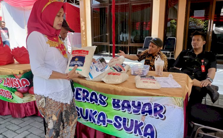 Seorang Warga Membeli Kebutuhan Pokok Masyarakat Di Bazar Ramadan Di Kecamatan Semarang Utara, Kamis (04/04). Wahyu Sulistiyawan/RMOLJateng