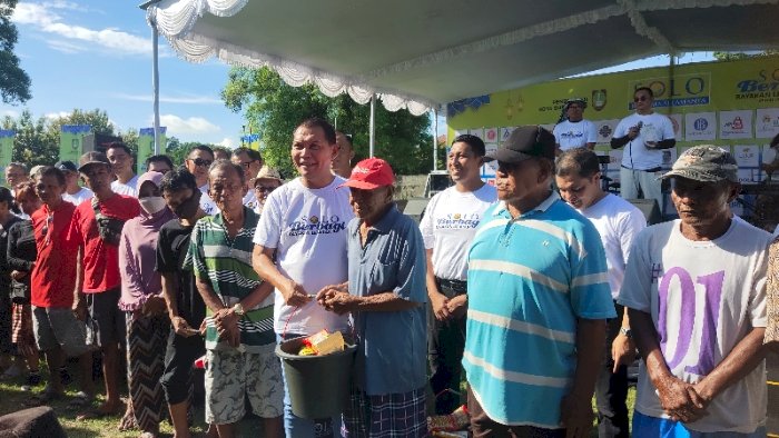 Wakil Wali Kota Solo Teguh Prakosa Secara Simbolis Menyerahkan Paket Sembako Kepada Masyarakat. Dian Tanti Burhani/RMOLJateng 