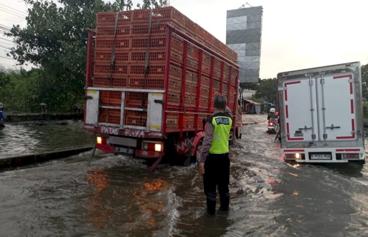 Banjir Di Jalan Kaligawe Semarang Akibat Limpasan Rob. Umar Dani/RMOLJateng