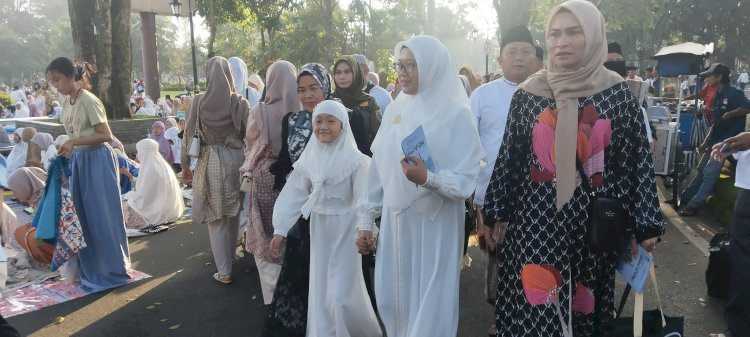 Wali Kota Salatiga Yasip Khasani Beserta Keluarga Menuju Lapangan Pancasila Untuk Menunaikan Salat Idul Fitri, Rabu (10/4). Erna Yunus B/RMOLJateng