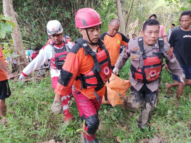 Jenazah Korban Tenggelam, Slamet Priyono (37), Dievakuasi Tim SAR Dari Sungai Pulorejo, Desa Kradenan, Berjarak Sekitar 10 Kilometer Dari Lokasi Tenggelam. Rubadi/RMOLJateng 