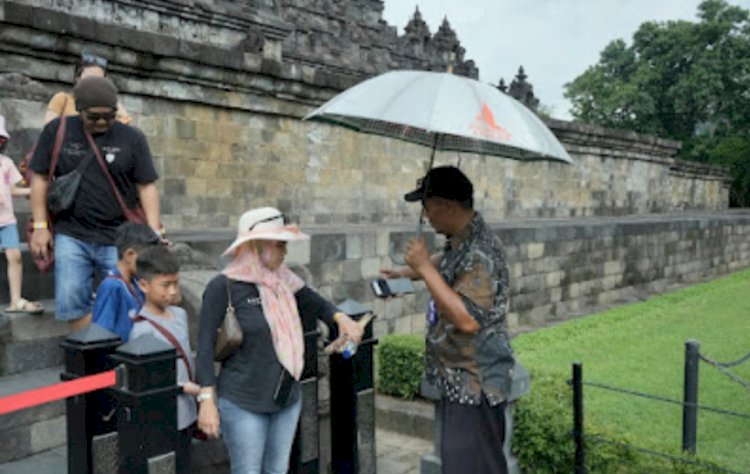 Seorang Ibu Bersama Anaknya Turun Dari Bangunan Candi Borobudur. Istimewa/RMOLJateng