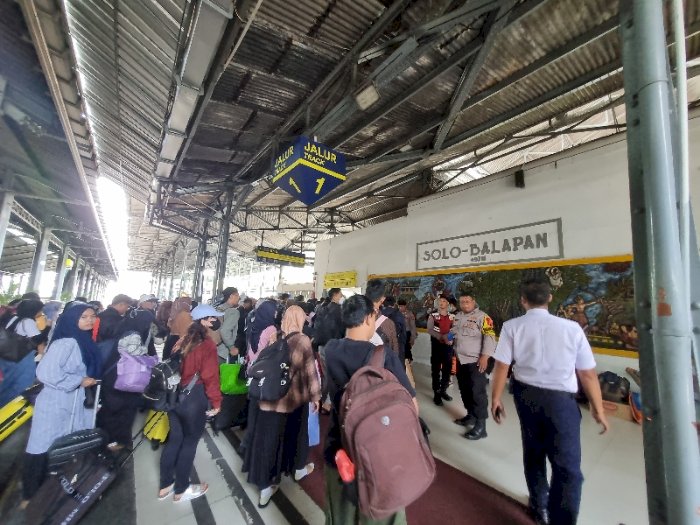 Penumpang Kereta KRL Padati Stasiun Balapan Solo, Surakarta. Dokumentasi Dian Tanti Burhani/RMOLJateng
