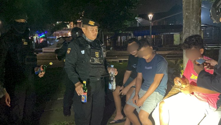 Petugas tengah menginterogasi sejumlah pemuda yang asyik nongkrong di Pantai Bendengan dan Kartini yang kerap dijadikan ajang mesum dan pesta miras. Arif Edy Purnomo/RMOLJateng