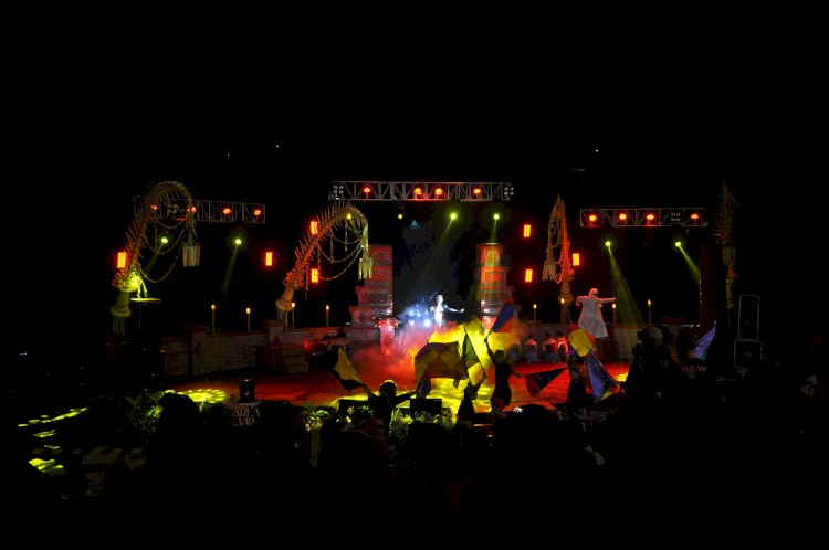 Foto Pertunjukan Teatrikal Pagelaran Mahakarya Gua Kreo, Dipentaskan Di Plaza Kandri Jatibarang, Gunungpati, Kota Semarang, Jumat (19/04) Malam. Wahyu Sulistiyawan/RMOLJateng