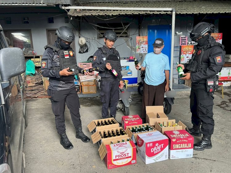 Dari Dua Lokasi Penggrebekan Di Kecamatan Kaliwungu Dan Jekulo, Polisi Menyita Barang Bukti 704 Botol Miras. Arif Edy Purnomo/RMOLlJateng