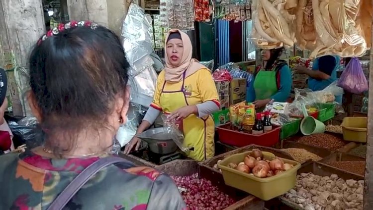 Para Pedagang Sayuran Saat Melayani Pelanggan Di Pasar Induk Purwodadi, Senin (23/04) Siang. Rubadi/RMOLJateng