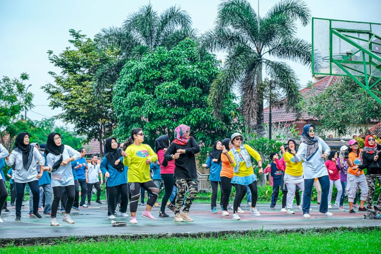 Isteri Wali Kota Magelang mengikuti senam bersama warga Kelurahan Cacaban, di Lapangan Kwarasan. Istimewa