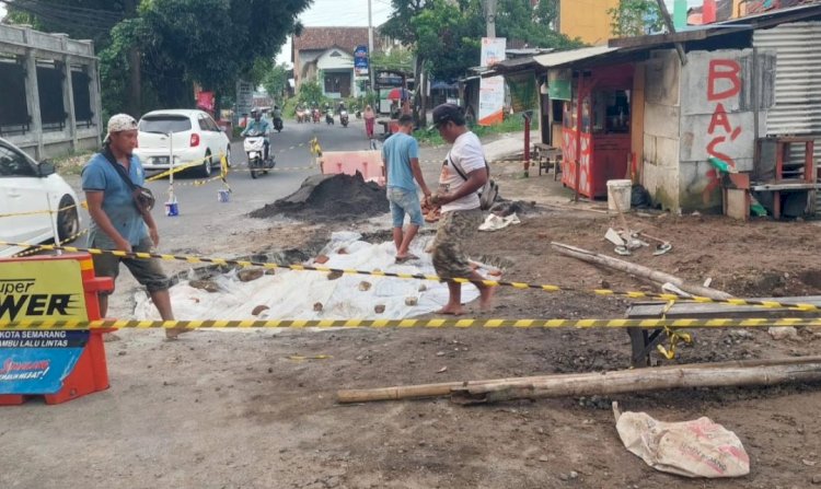 Tim perbaikan jalan DPU Kota Semarang langsung lakukan perbaikan jalan ambles di Sendangmulyo agar tidak menggangu dan bahayakan pengguna jalan. Dicky Aditya/RMOLJateng