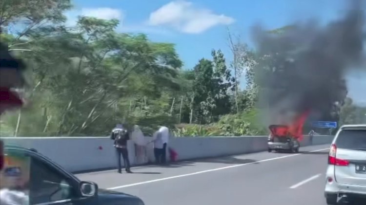 Mobil Terbakar Di Tol Semarang-Ungaran, Sabtu (27/04) Pagi Tadi, Diduga Akibat Mengalami Korsleting. Dokumentasi. 