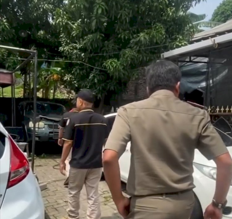 Satpol PP Kota Semarang bantu proses mediasi warga dan pihak bengkel atas laporan ketidak nyamanan dan pelanggaran fasilitas umum di Kelurahan Sendangmulyo. Dicky Aditya/RMOLJateng