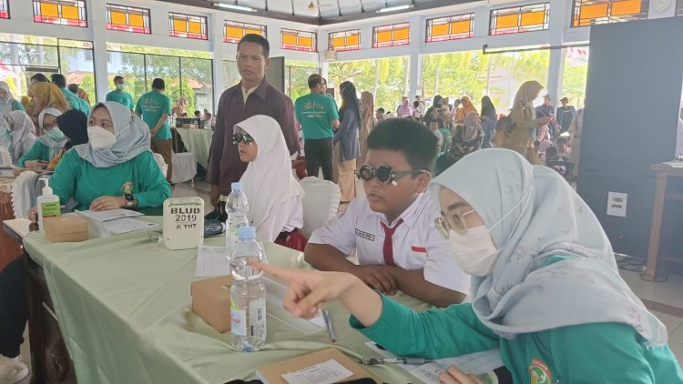 Siswa SD sedang memeriksakan mata di acara pengobatan gratis Pemkab Batang. RMOL Jateng/Bakti Buwono