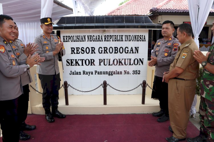 Kapolres Grobogan AKBP Dedy Anung Kurniawan, meresmikan nomenklatur Polsek Pulokulon mengganti Polsek Panunggalan, Senin (29/4) siang. Rubadi/RMOLJateng