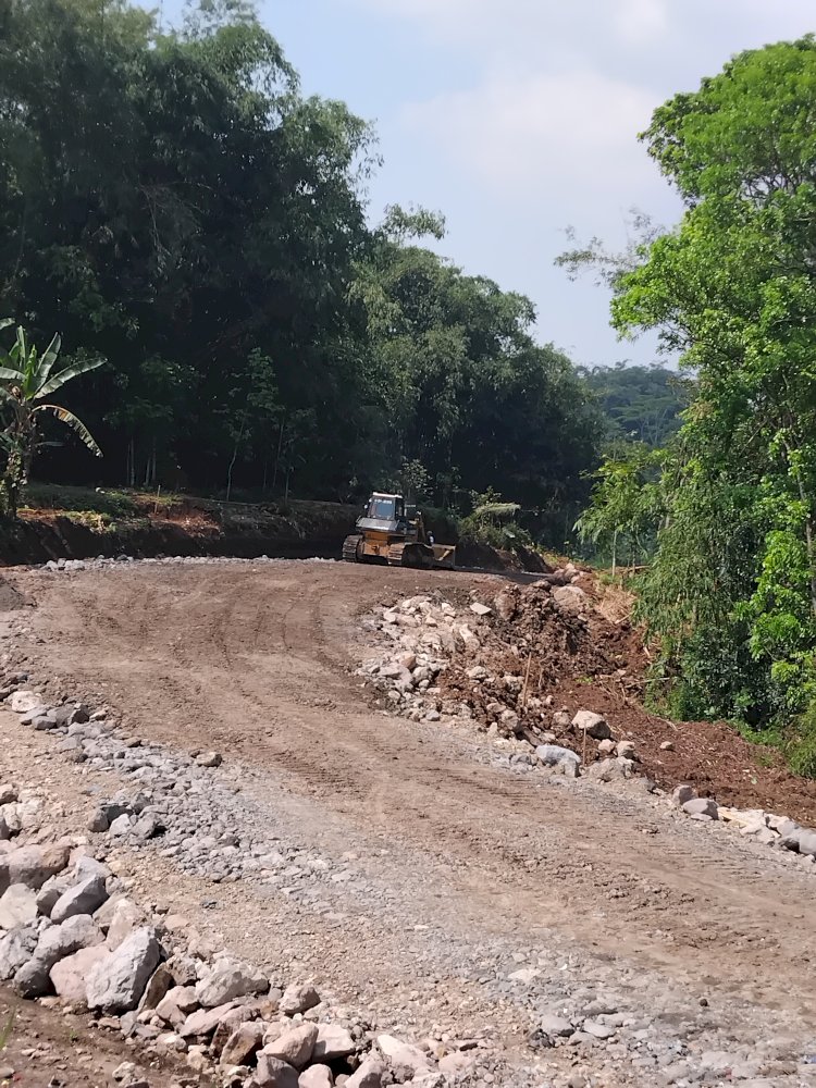 Sejumlah Pekerja Tengah Membuat Talut Untuk Pelebaran Jalan Dan Akses Menuju Tempat Pembuangan Sampah Terpadu Di Desa Rejosari, Kecamatan Bandongan, Selasa (30/04). Tri Budi Hartoyo/RMOLJawaTengah