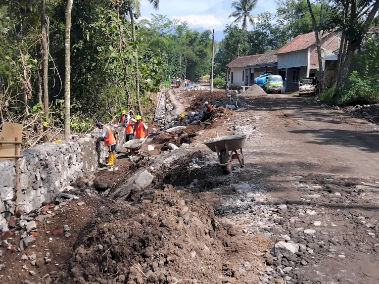 Sejumlah Pekerja Tengah Membuat Akses Ke Tempat Pembuangan Sampah Terpadu (TPST) Bandongan Di Desa Rejosari, Kecamatan Bandongan, Selasa (30/04). Tri Budi Hartoyo/RMOLJawaTengah