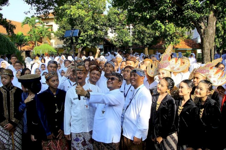 Pj Bupati Kudus Hasan Chabibie saat berswafoto dengan ratusan siswa SMPN I Kudus. Arif Edy Purnomo/RMOLJateng