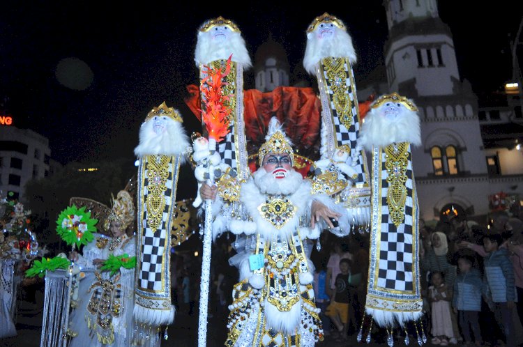 Peserta mengenakan kostum unik mengikuti defile melintasi jalan Pemuda, Kota Semarang pada Semarang Night Carnival 2024, Sabtu (4/5). Wahyu Sulistyawan/RMOLJateng