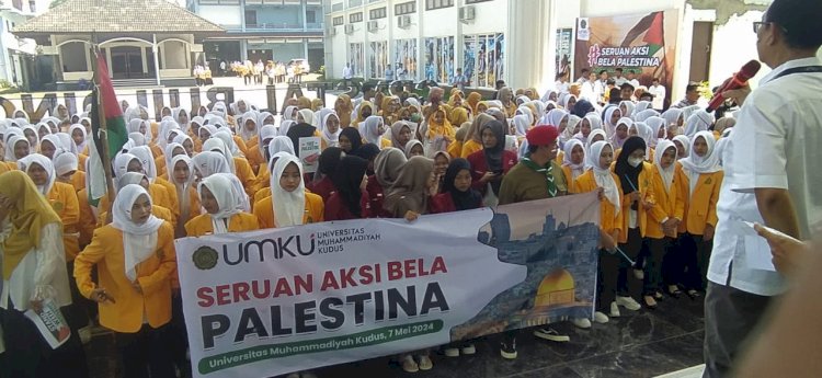 Mahasiswa Universitas Muhammadiyah Kudus menggelar aksi mengutuk kekejaman zionis Israel yang telah menjajah rakyat Palestina. Arif Edy Purnomo/RMOLJateng