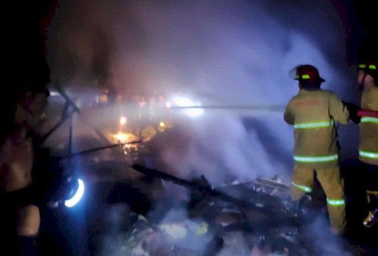 Petugas Pemadam Kebakaran Saat Melakukan Pemadaman Kebakaran Di Berarti Grobogan Rabu (08/05) Dini Hari. Rubadi/RMOLJawaTengah