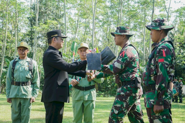 Pj Bupati Magelang Sepyo Achanto menyerahkan peralatan kerja kepada anggota TNI. Istimewa