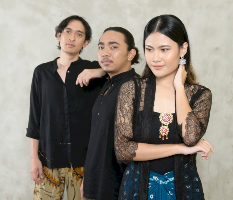 Grup musik Soegi Bornean yang digawangi Sadhvika Vraspati (vokal), Aditya Ilyas (gitar) dan Sunyi Ruri (gitar) meluncurkan lagu baru berjudul Langgas. Istimewa