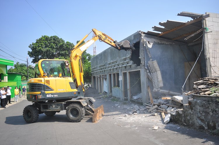 Sebuah alat berat dikerahkan untuk merubuhkan bangunan kios permanen di Kelurahan Bambankerep, Jalan Candi Penataran Raya, Kota Semarang, Rabu (8/5). Wahyu Sulistiyawan/RMOLJateng 