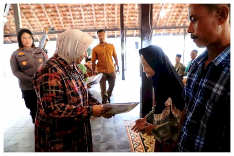 Bupati Purworejo Yuli Hastuti menyerahkan bantuan sosial dari Baznas sebagai salah satu upaya pengentasan kemiskinan di Purworejo. Budi Agung/RMOLJateng