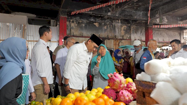 Ketua Umum Asosiasi Pedagang Pasar Seluruh Indonesia (APPSI), Sudaryono saat berkeliling di Pasar Wage, Purwokerto, Kabupaten Banyumas, Jumat (10/5).