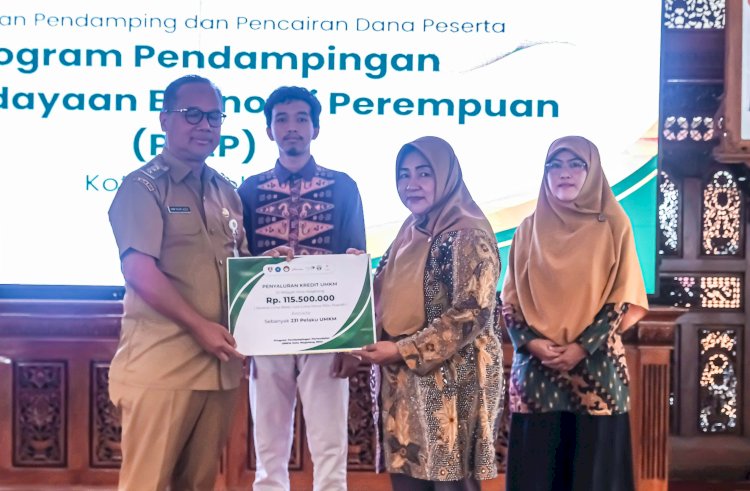 Wali Kota M Nur Aziz Menyerahkan Secara Simbolis Pinjaman Tanpa Agunan Kepada Perwakilan Perempuan Penerima Bantuan. Istimewa