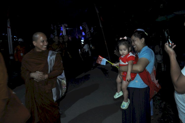 Kedatangan Bhikkou Thodong Disambut Meriah Para Warga Di Semarang. Wahyu Sulistiyawan/RMOLJawaTengah