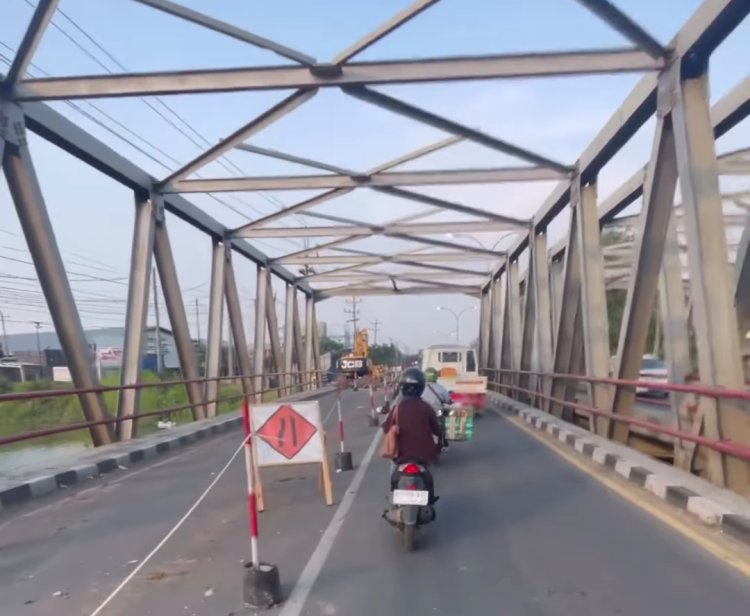 Pengendara Kendaraan Di Jalur Pantura Semarang Ke Arah Demak Harus Sabar Antre Akibat Perbaikan Jembatan Kali Babon. Dicky A Wijaya/RMOLJawaTengah