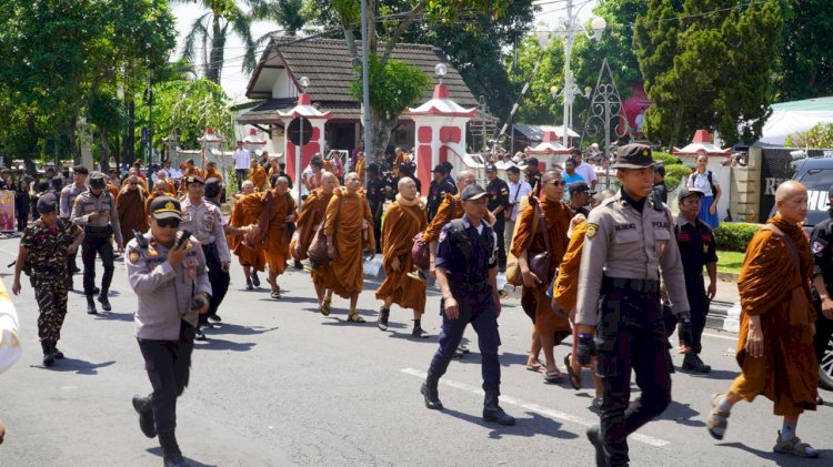 Masyarakat Antusias Menyambut Kedatangan 41 Bhikkhu Thudong (Biksu Budha) Melintas Di Kabupaten Semarang, Kamis (16/05). Erna Yunus B/RMOLJawaTengah