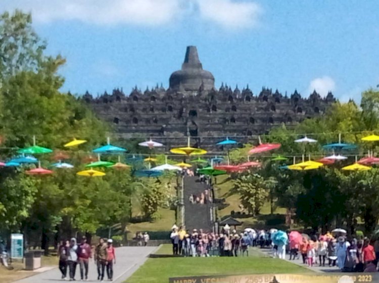 Candi Borobudur yang nyaris tidak pernah sepi dari dari kunjungan wisatawan. Tri Budi H/RMOLJateng