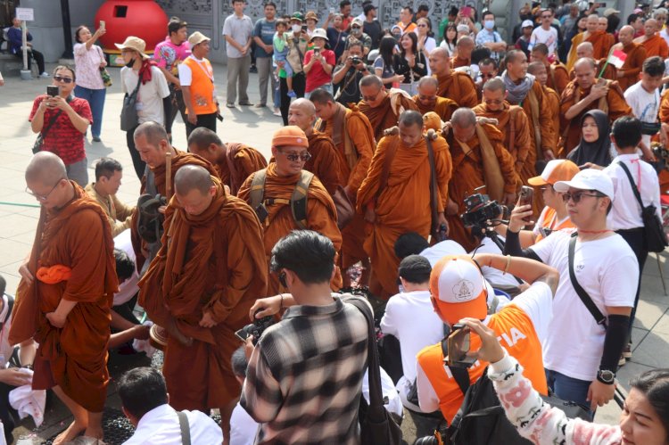 Rombongan Bhikkhu Thudong mendapat sambutan hangat para warga Kota Magelang. Istimewa