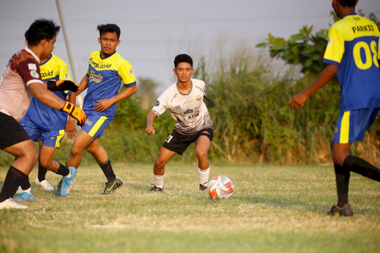 Tim kebanggaan warga Desa Loram Kulon menang telak 4-0 dengan membenamkan Parkid FC dalam laga lanjutan Sukun U23 League. Istimewa