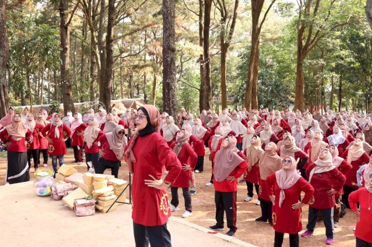 Senam Aisyiyah Bahagia diikuti ratusan peserta anggota 'Aisyiyah Kudus di Wana Wisata Pijar Park Kudus. PDA Muhammadiyah Kudus for RMOLJateng