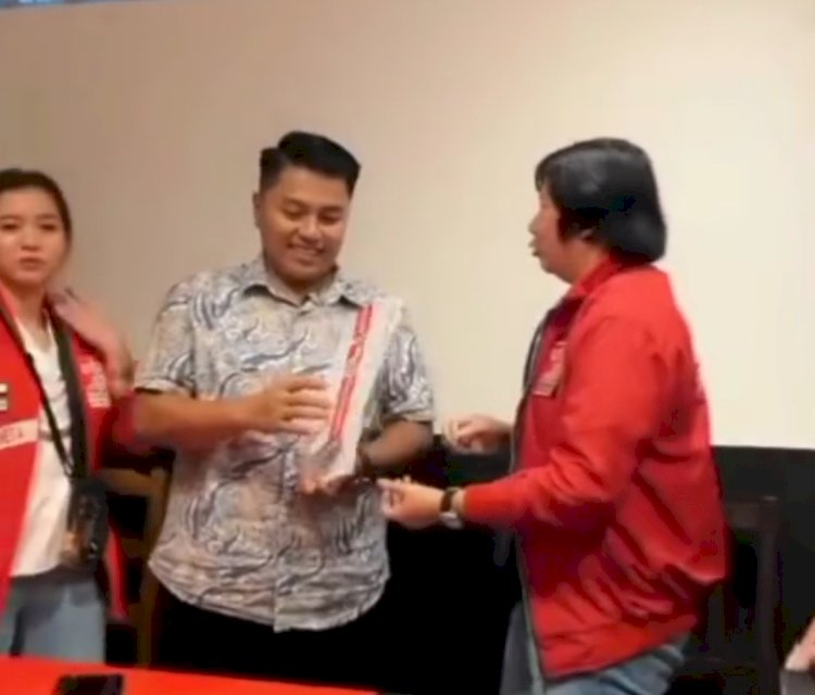 Ade Bhakti ambil formulir pendaftaran calon wali kota di DPD PSI Kota Semarang, Sabtu (18/5). Dicky Aditya/RMOLJateng