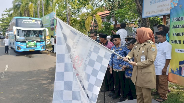 Penjabat Bupati Batang Lani Dwi Rejeki memberangkat Jemaah Calon Haji kloter 36 dari Kompleks Kantor Pemkab. RMOL Jateng