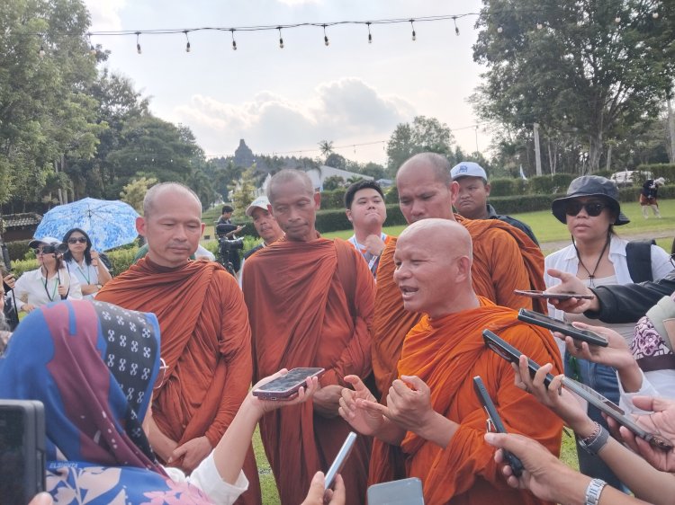 Bhikkhu Kamsai Sumano Mahāthera Memberikan Keterangan Di Depan Wartawan Sebelum Naik Ke Candi Borobudur, Senin (20/05). Tri Budi Hartoyo/RMOLJawaTengah