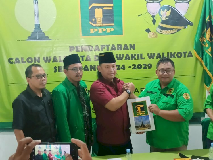 Bambang Eko Purnomo (BEP) menyerahkan berkas pendaftaran kepada Ketua DPC PPP Kota Semarang, H. Fatchur Rohman, Senin (20/5). Umar Dani/RMOLJateng