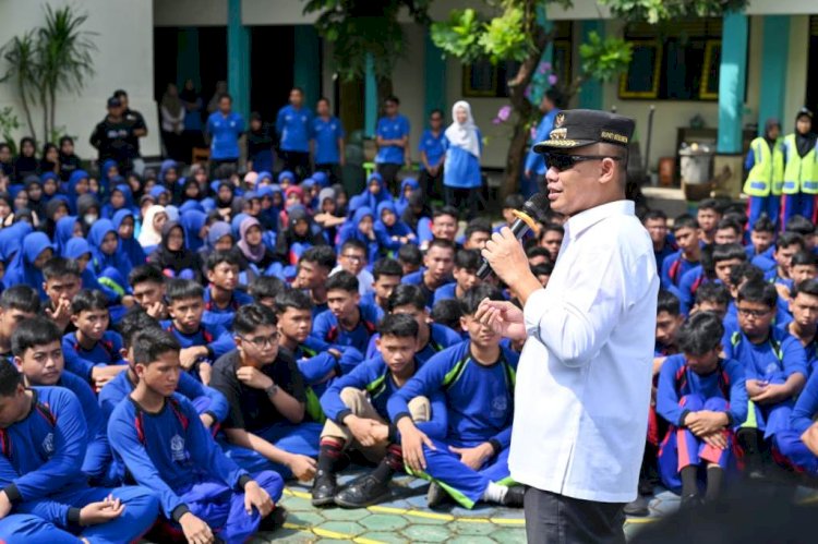 Bupati Kebumen, Arif Sugiyanto, Bersama Siswa Di Sebuah Sekolah Dalam Suatu Kesempatan. Istimewa