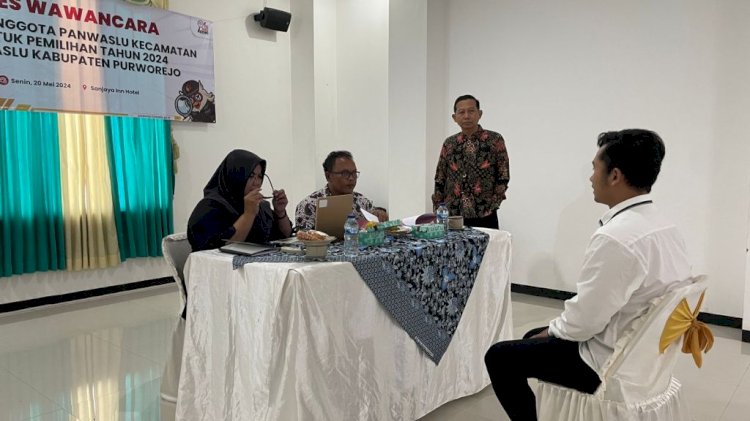 Koordinator Divisi SDM Dan Organisasi Bawaslu Jawa Tengah, Sosiawan Melakukan Supervisi Wawancara Calon Anggota Panwascam Yang Diadakan Bawaslu Purworejo. Budi Agung/RMOLJawaTengah