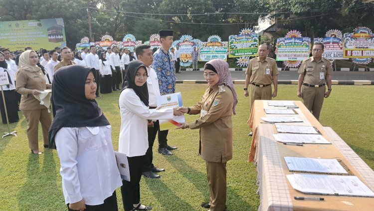 Pj Bupati Batang Lani Dwi Rejeki menyerahkan SK P3K di lapangan kompleks Pemkab, Selasa (21/5).