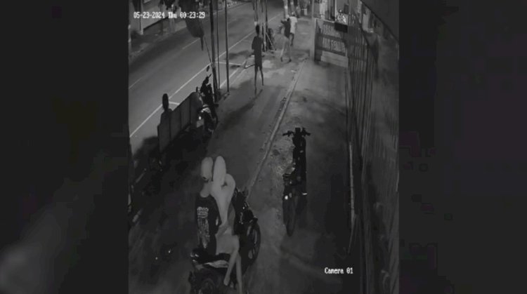 Tangkapan layar rekaman CCTV saat korban dibacok oleh pelaku, Kamis (23/5) dini hari. Rubadi/ RMOLJateng.