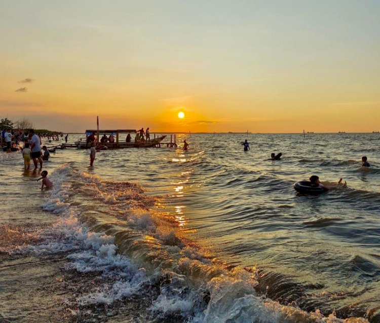 Pengunjung Pantai Tirang Ramai Disaat Libur Panjang Dan Akhir Pekan. Dicky A Wijaya/RMOLJawaTengah 