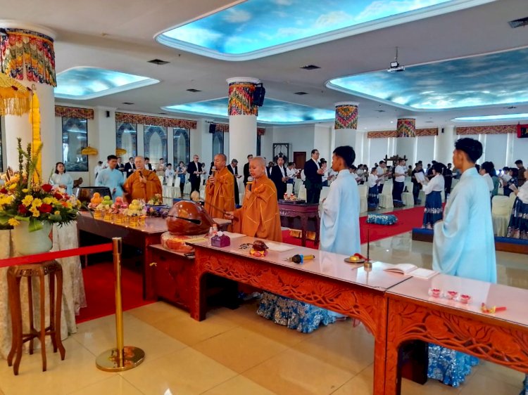 Dipimpin Bhikku Samanera, Suhu Chuan Chi, Umat Buddha Mengikuti Kebaktian Dalam Rangkaian Perayaan Waisak 2568 BE/2024 Di Vihara Mahavira Graha, Marina, Semarang, Kamis (23/05). Soetjipto/RMOLJawaTengah