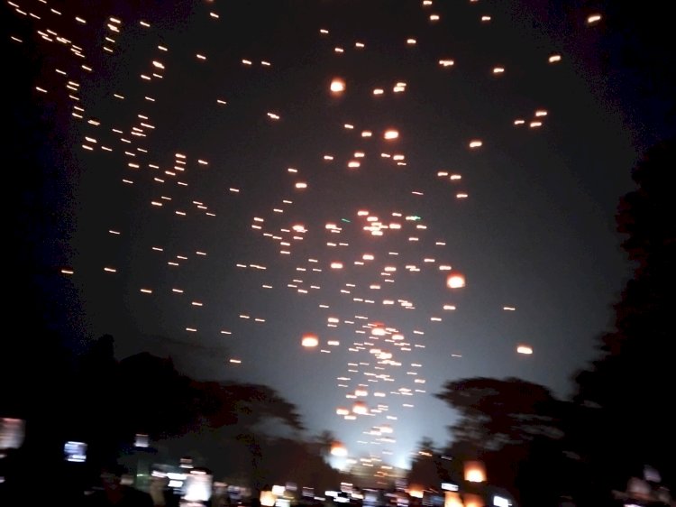 Cahaya Ribuan Lampion Menerangi Langit Di Kawasan Candi Borobudur Pada Kamis, (23/05). Tri Budi Hartoyo/RMOLJawaTengah