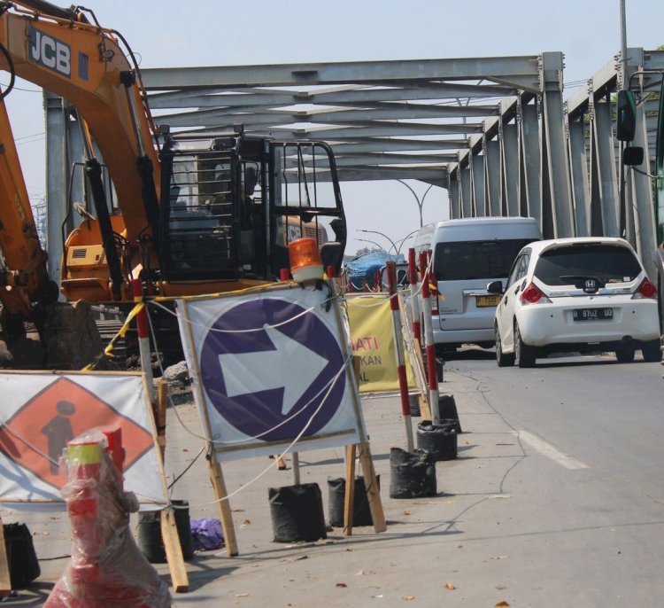 Perbaikan Jembatan Kali Babon Genuk Dikeluhkan Para Pengendara Di Jalur Pantura Semarang-Demak Karena Timbulkan Macet Panjang. Dicky A Wijaya/RMOLJawaTengah