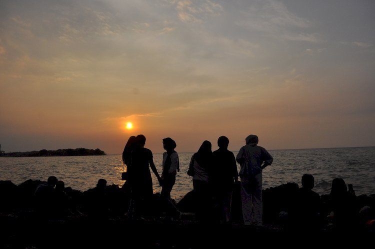 Menikmati Suasana Matahari Tenggelam Di Pantai Marina, Jumat (24/05). Wahyu Sulistiyawan/RMOLJawaTengah