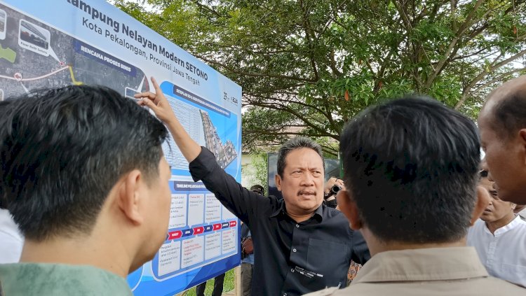    Menteri KKP Wahyu Sakti Trenggono meninjau lokasi pembangunan Kampung Nelayan Moderen (Kalamo) di Kelurahan Setono, Kecamatan Pekalongan Timur, Kota Pekalongan, Sabtu (25/5). RMOL Jateng